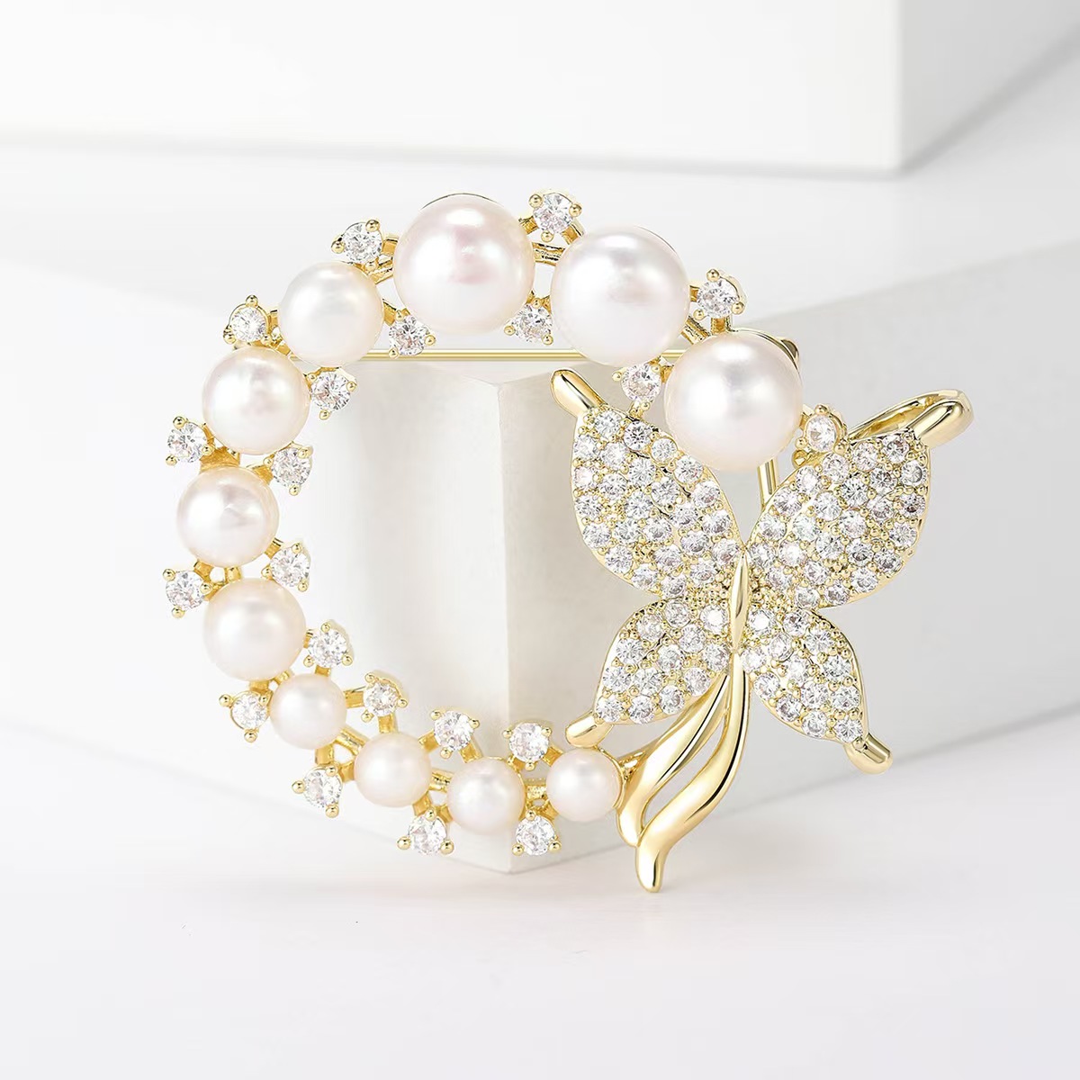 High-end micro-inlaid zircon brooches from Japan and South Korea, freshwater pearl butterfly garlands, fashionable and versatile clothing and accessory pins details Picture