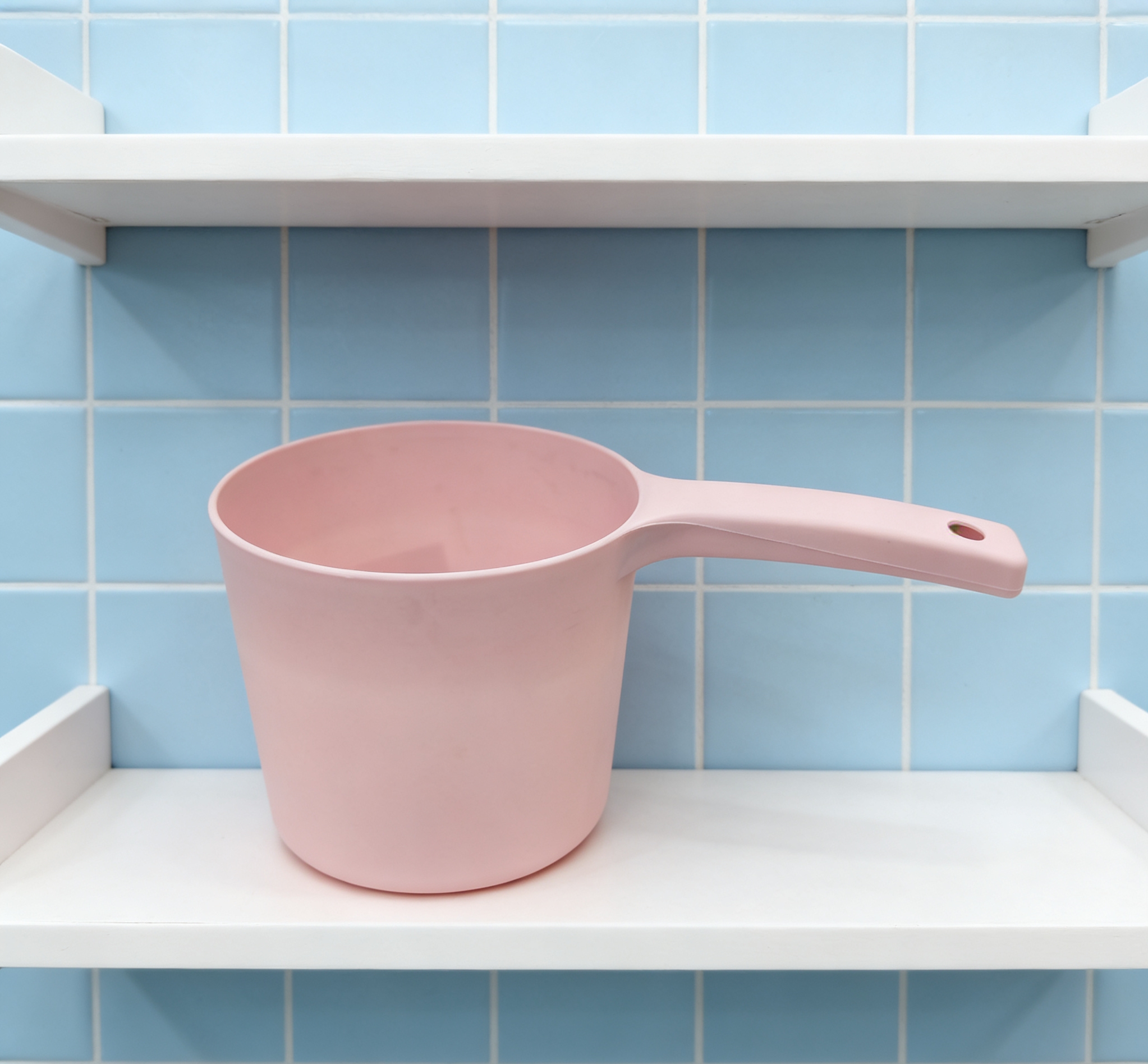 Macaron powder thickened plastic ladle with hanging hole, long-handled ladle, kitchen and bathroom household ladle, shampoo ladle wholesale Specification image