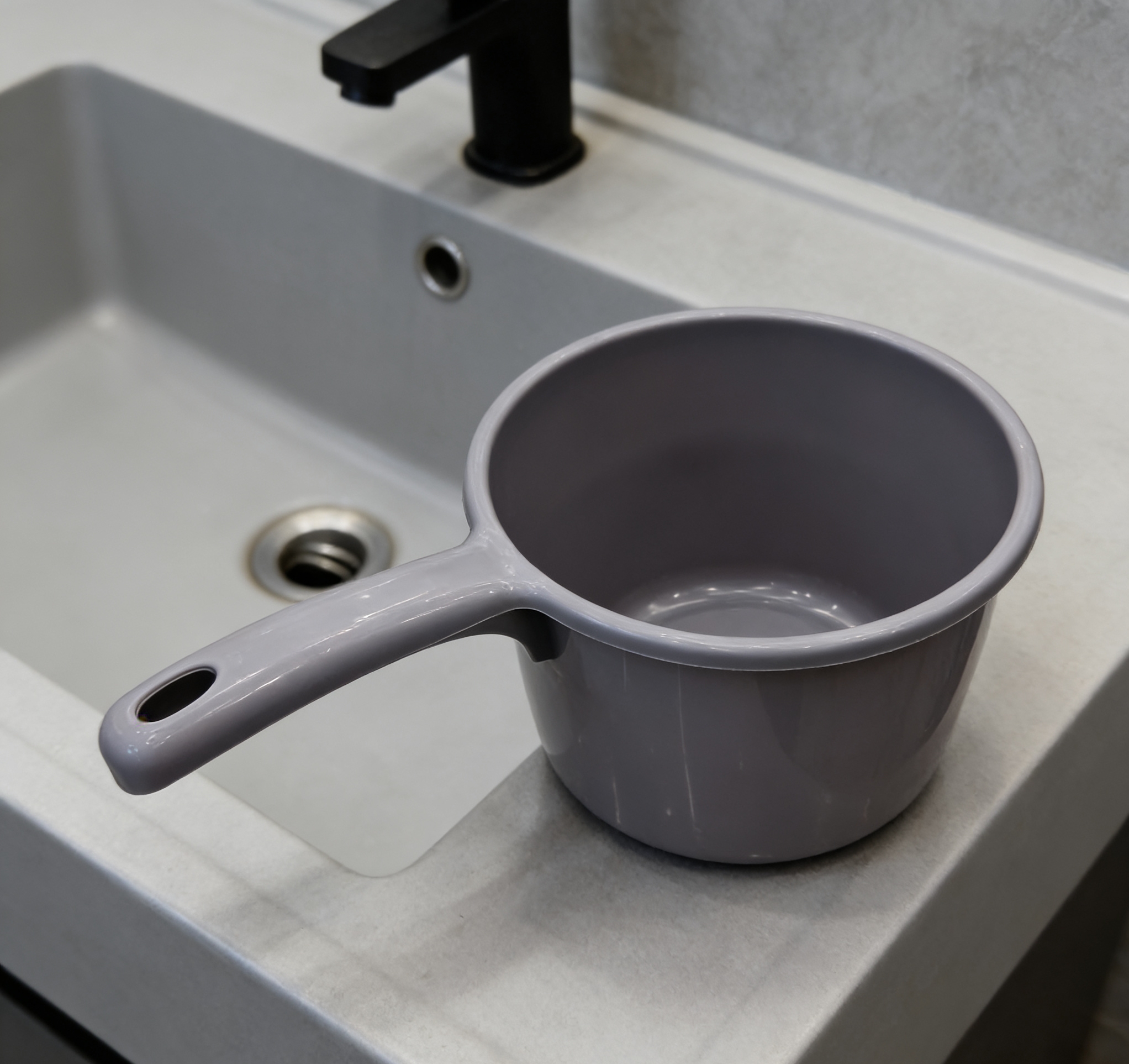 Thickened plastic ladle with hanging hole, long-handled ladle, kitchen and bathroom household, durable ladle, shampoo ladle Application Scenario