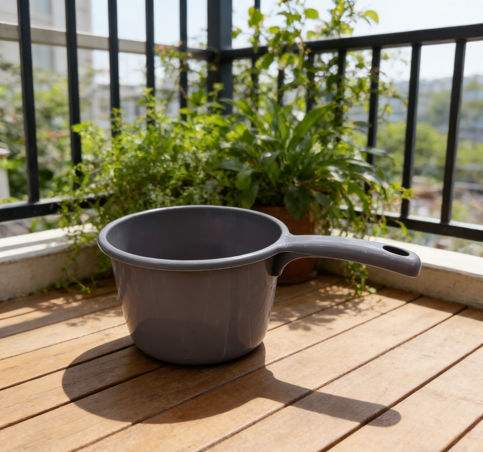 Thickened plastic ladle with hanging hole, long-handled ladle, kitchen and bathroom household, durable ladle, shampoo ladle