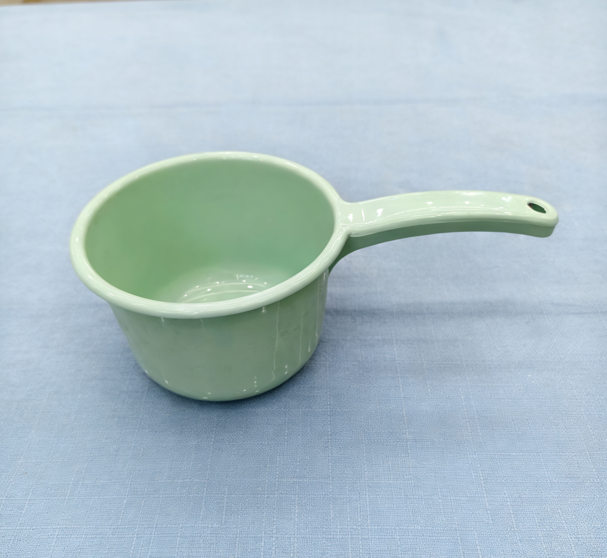 Household high-appearancelevel mint green plastic ladle with hanging hole, long handle, anti-slip, kitchen water ladle, bathroom hair washing special water spoon Specification image