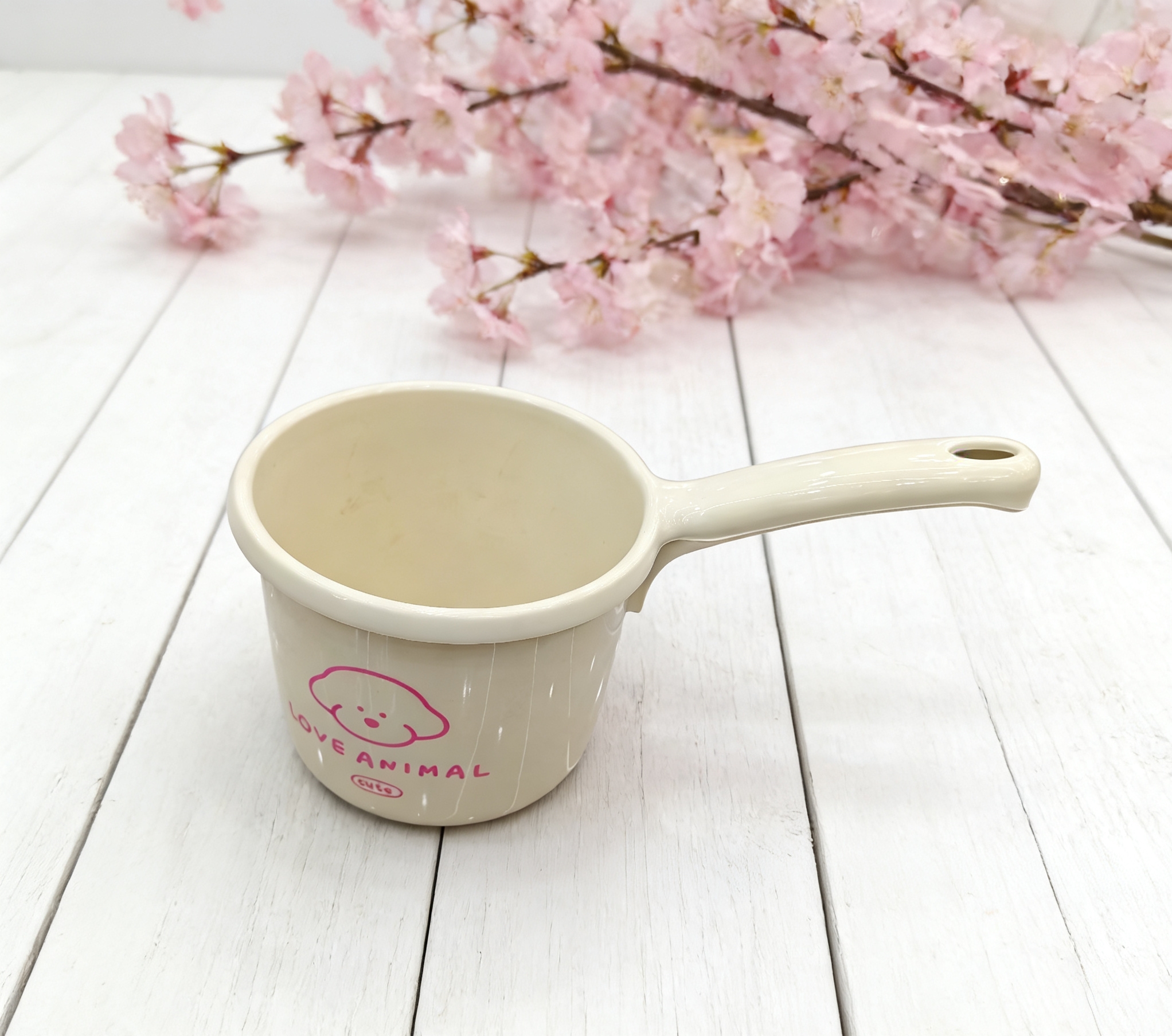 Household cute cartoon plastic ladle with hanging hole kitchen long handle ladle bathroom children 's hair washing special cute 水舀子 wholesale details Picture