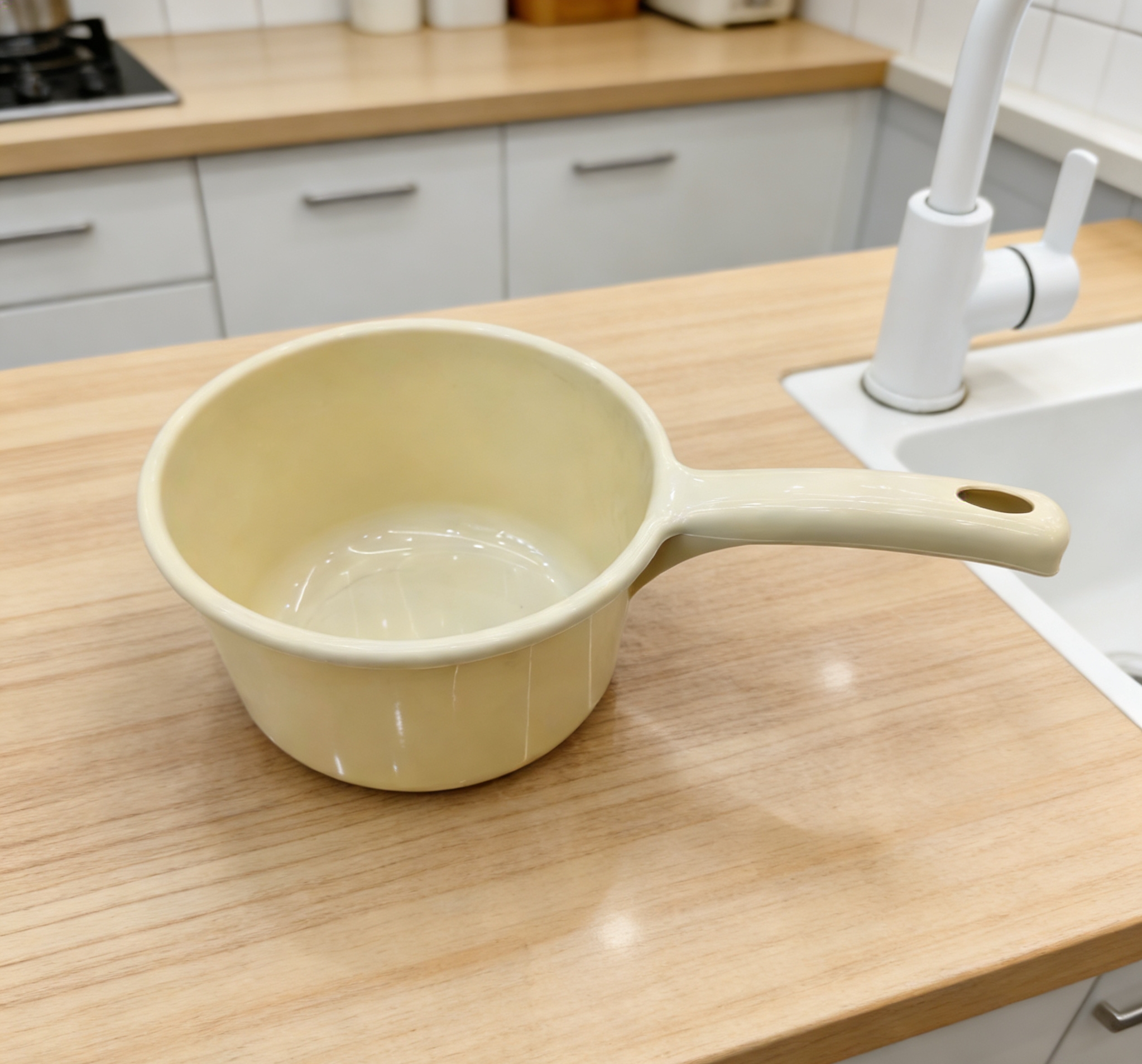 Thickened plastic ladle with hanging hole, long-handled ladle, kitchen and bathroom household, durable ladle, shampoo ladle Item Picture