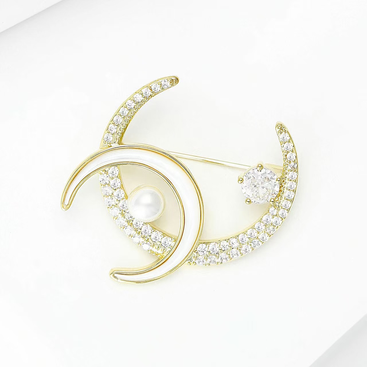 Wholesale of simple Japanese and Korean zircon jewelry, clothing accessories, brooches, pearl double moon corsages and pendants from the manufacturer
