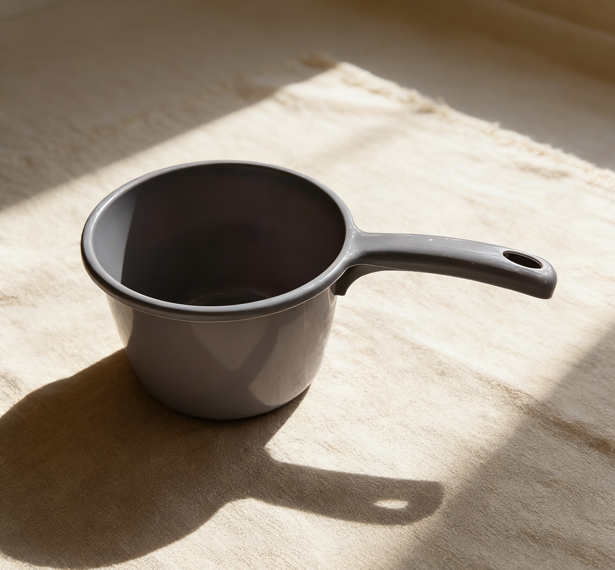 Thickened plastic ladle with hanging hole, long-handled ladle, kitchen and bathroom household, durable ladle, shampoo ladle Item Picture