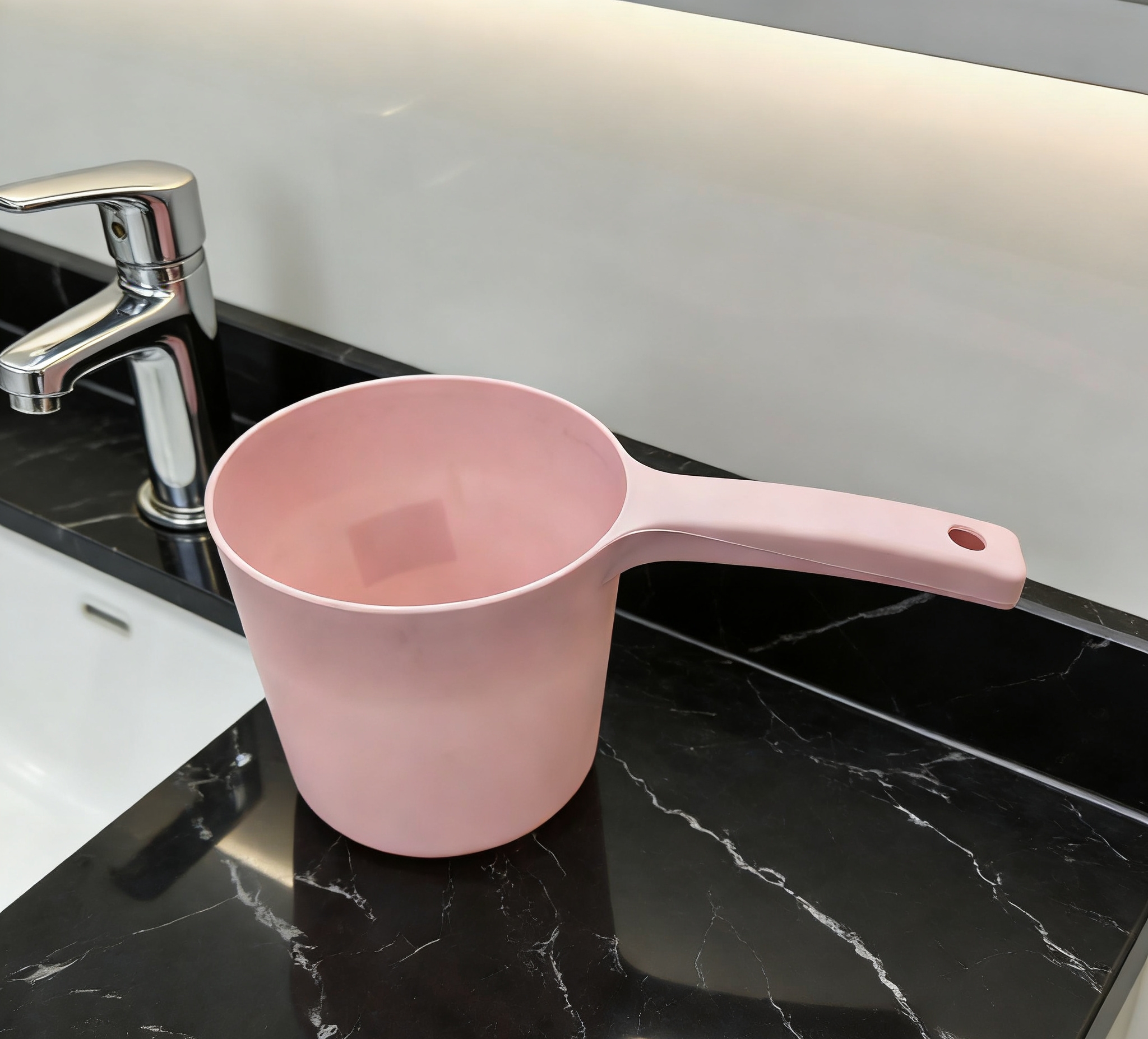 Macaron powder thickened plastic ladle with hanging hole, long-handled ladle, kitchen and bathroom household ladle, shampoo ladle wholesale Item Picture