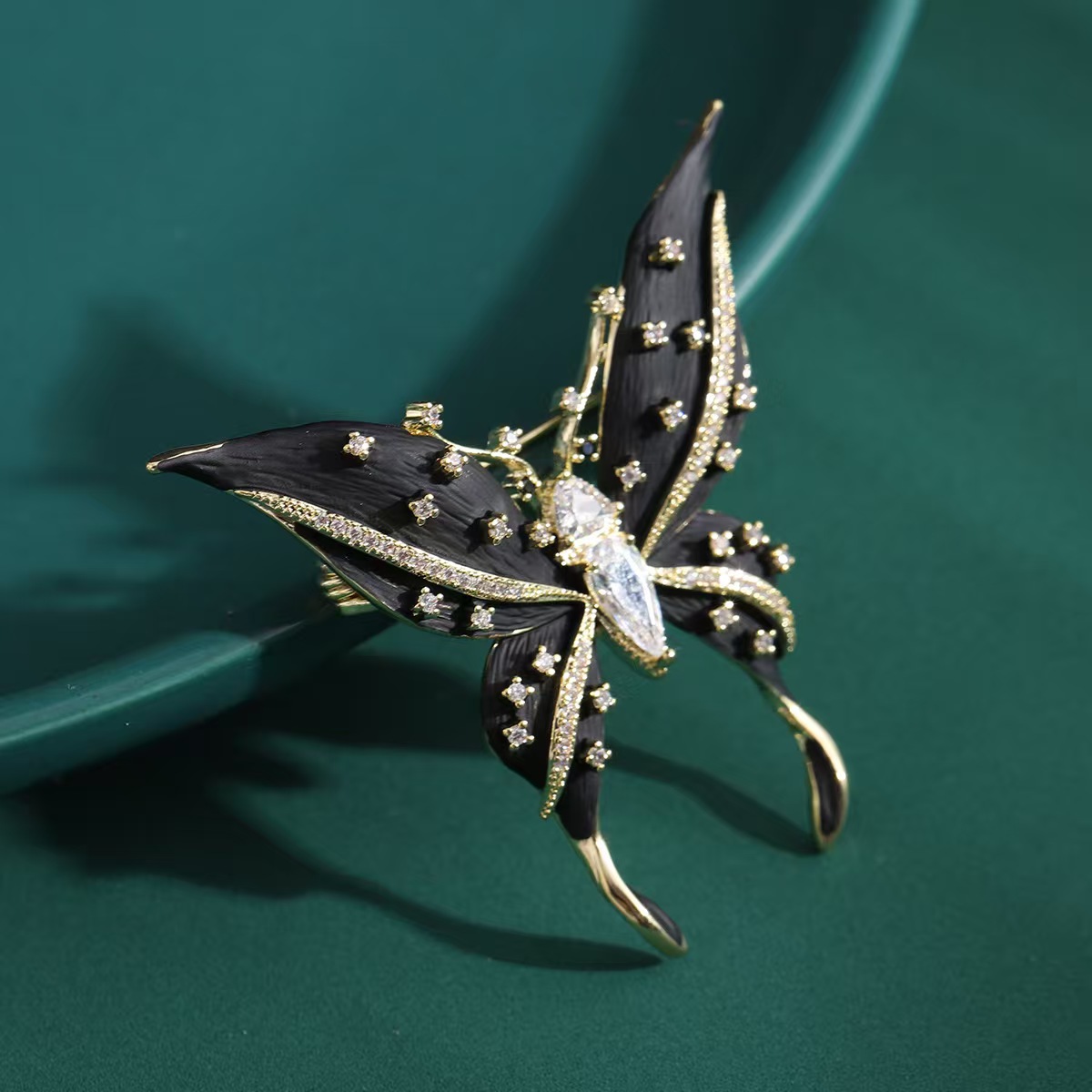 A light luxury design sense Korean-style elegant enamel butterfly brooch, fashionable micro-inlaid zircon pin, clothing coat, corsage details Picture