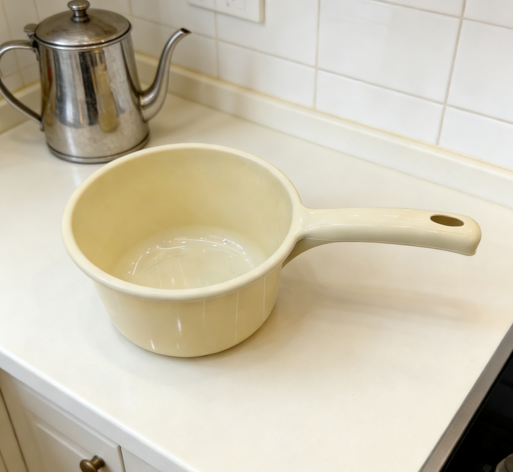 Thickened plastic ladle with hanging hole, long-handled ladle, kitchen and bathroom household, durable ladle, shampoo ladle Application Scenario