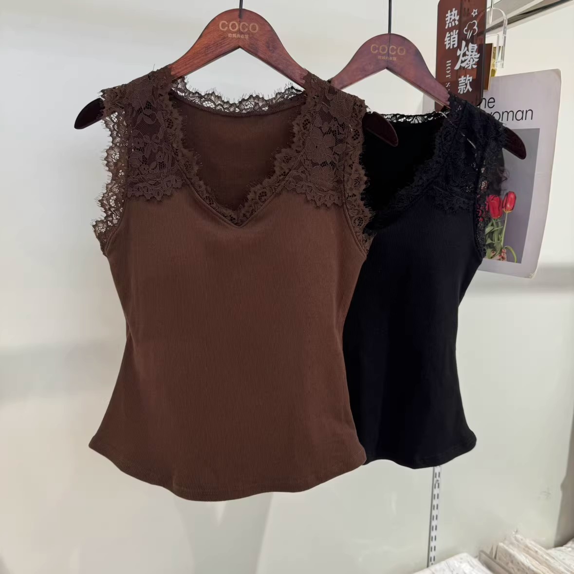 The new lace sexy V-neck wide-band slimming vest, women's one-piece cup, comfortable base layer and strappy top are trendy Application Scenario
