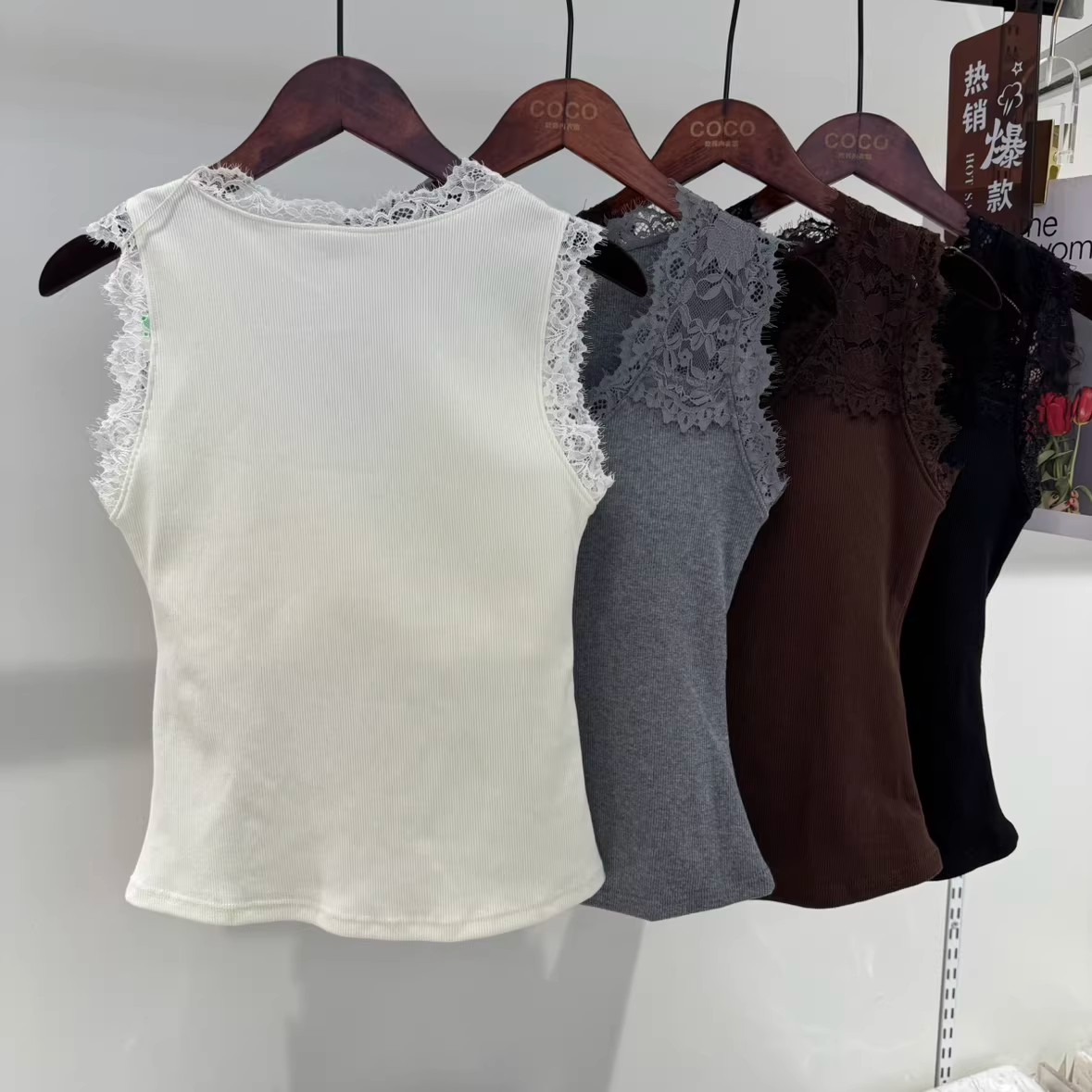 The new lace sexy V-neck wide-band slimming vest, women's one-piece cup, comfortable base layer and strappy top are trendy Item Picture