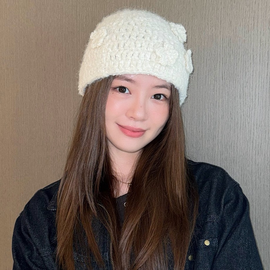 Korean-style pure handcrafted flower-knitted hat 2025 Women's autumn and winter warm, ear-protecting and face-enhancing small bun wool cold hat