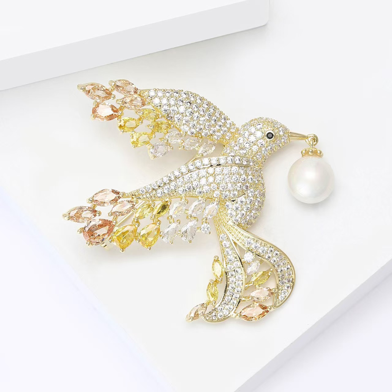 Cross-border European and American products, including pearl bird brooches, brooches, anti-exposure pins, and high-end classical feminine clothing accessories details Picture