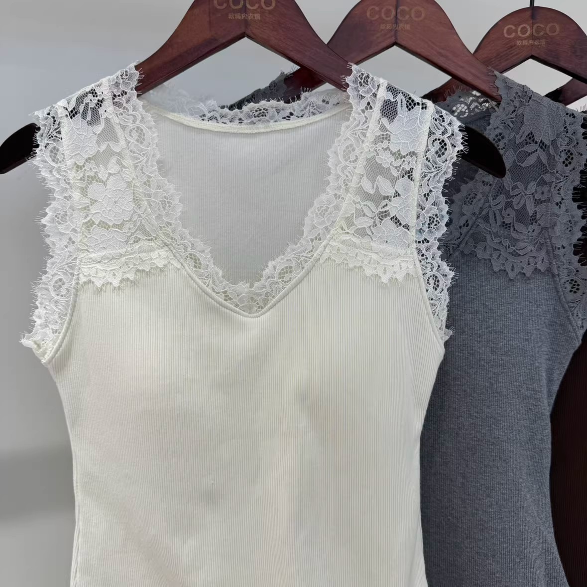 The new lace sexy V-neck wide-band slimming vest, women's one-piece cup, comfortable base layer and strappy top are trendy details Picture