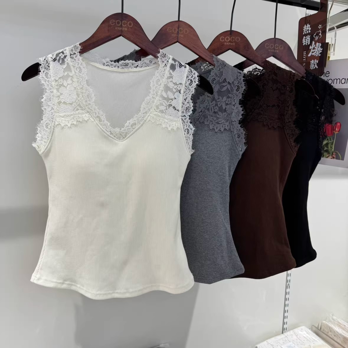 The new lace sexy V-neck wide-band slimming vest, women's one-piece cup, comfortable base layer and strappy top are trendy