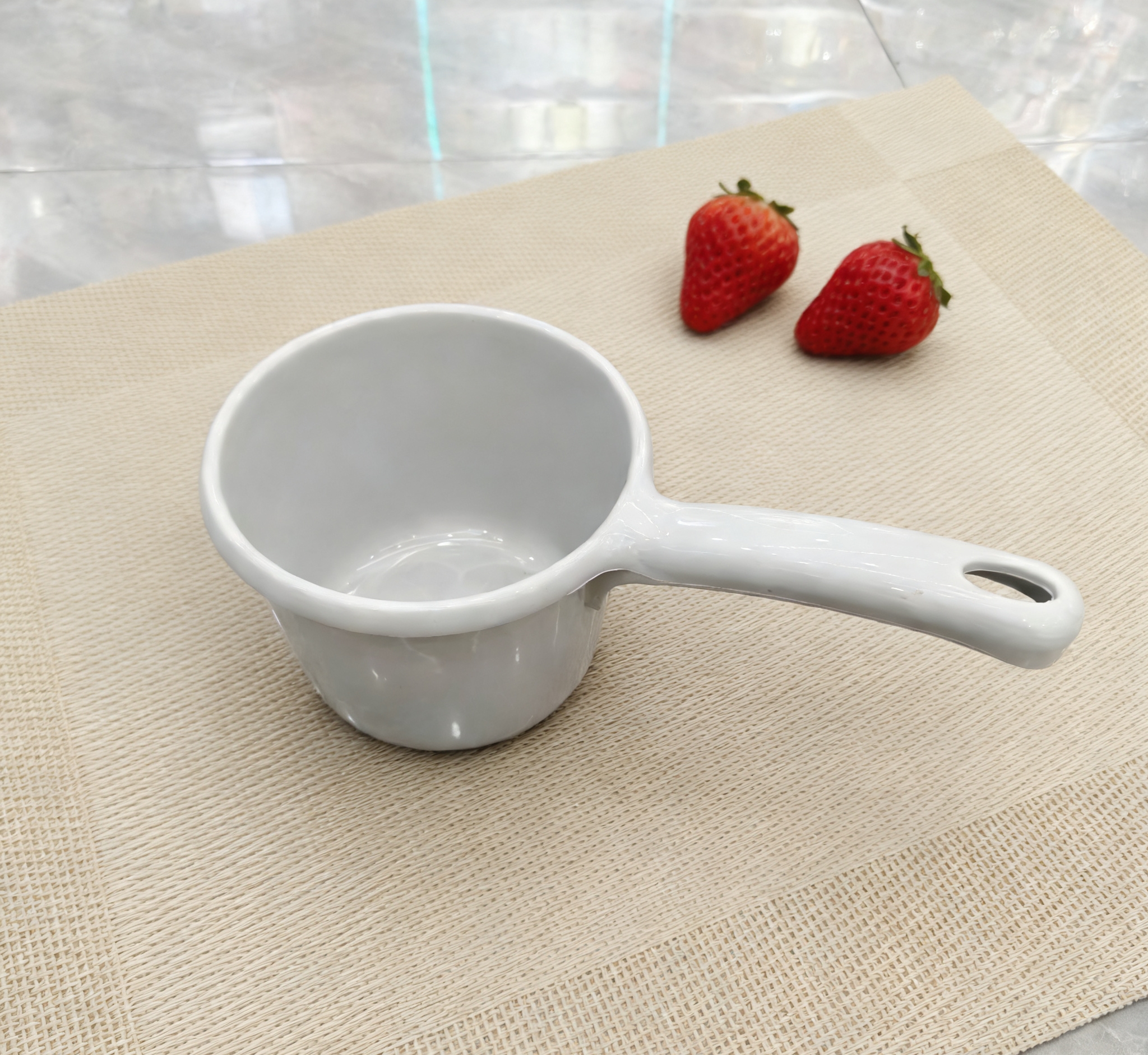 Household thickened plastic ladle, kitchen multi-functional long-handled ladle, bathroom shampoo ladle, food-grade thickened and deepened 水舀子 Application Scenario