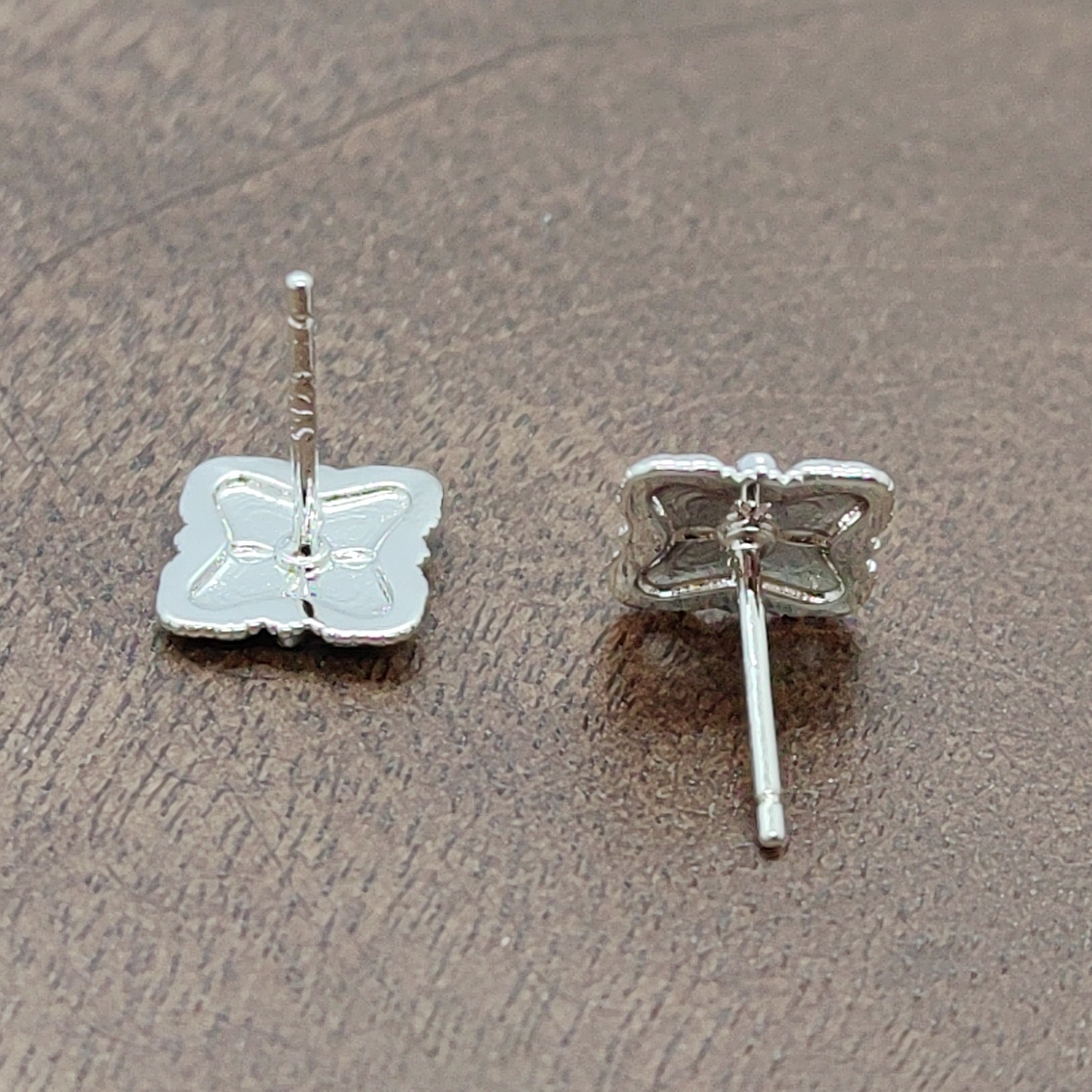 Brushed four-leaf square ear stud silver needle details Picture