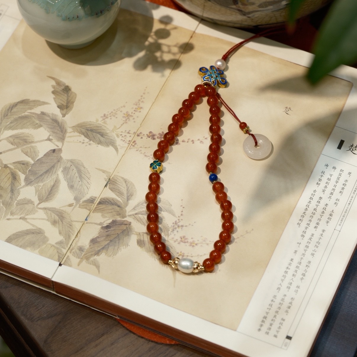 New Year's style traditional Chinese red agate mobile phone chain, pure hand-woven jewelry, new Chinese-style daily versatile mobile phone pendant details Picture