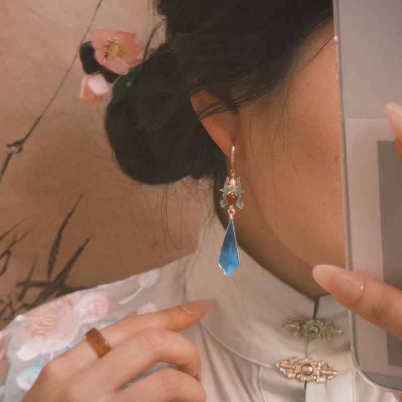 Chinese-style handcrafted velvet flower long elegant earrings, new Chinese-style classical earrings for women, long elegant cheongsam and Hanfu accessories for women, New Year festival earrings details Picture