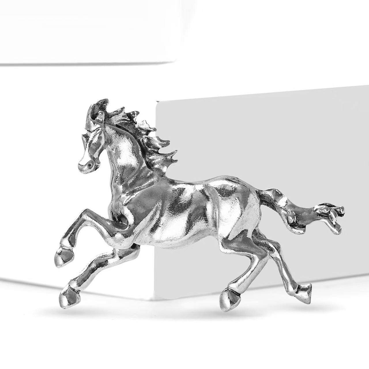 Simple, elegant and playful alloy enamel horse brooch, fashionable men's suit coat brooch accessory pin details Picture