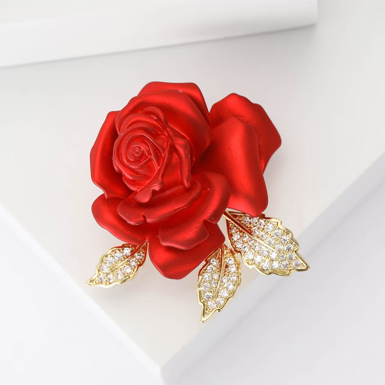 New light luxury high-end copper zircon rose brooch, elegant and refined lady's suit coat brooch accessory Item Picture