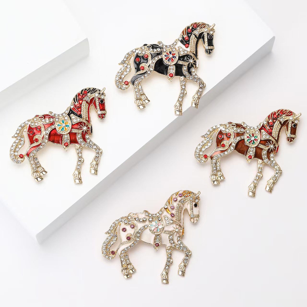 跨境镶钻宫廷风珐琅轻奢马胸针男女西装大衣胸花饰品别针生肖配饰 