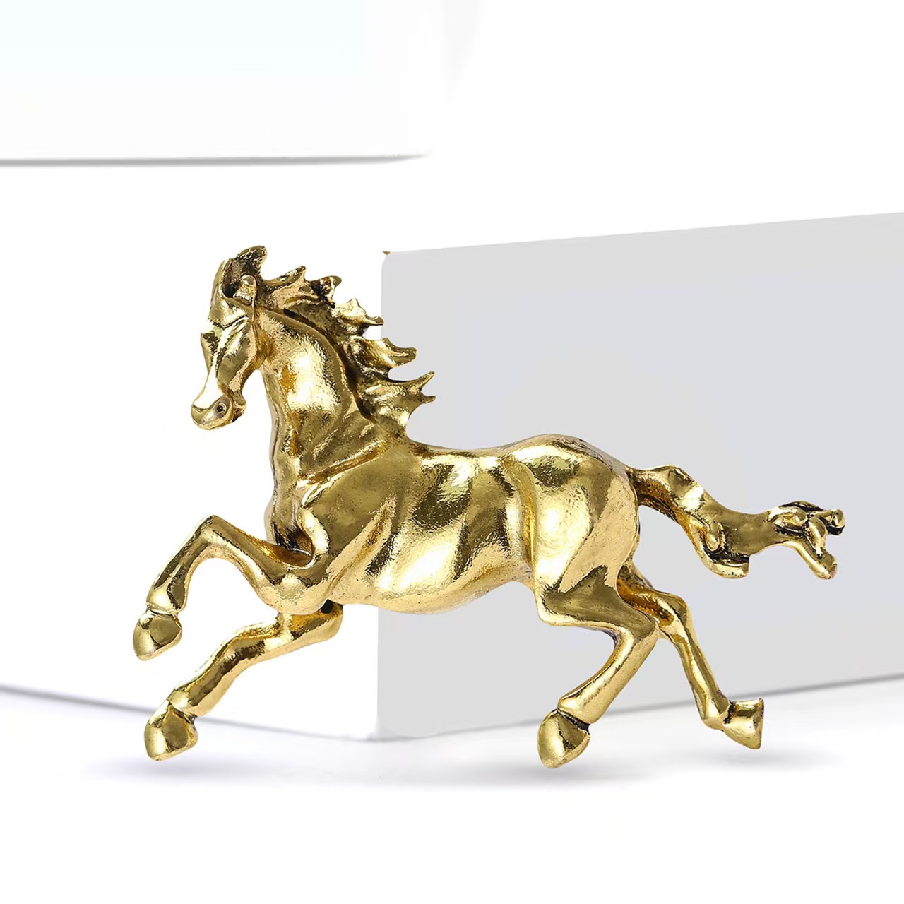 Simple, elegant and playful alloy enamel horse brooch, fashionable men's suit coat brooch accessory pin Application Scenario