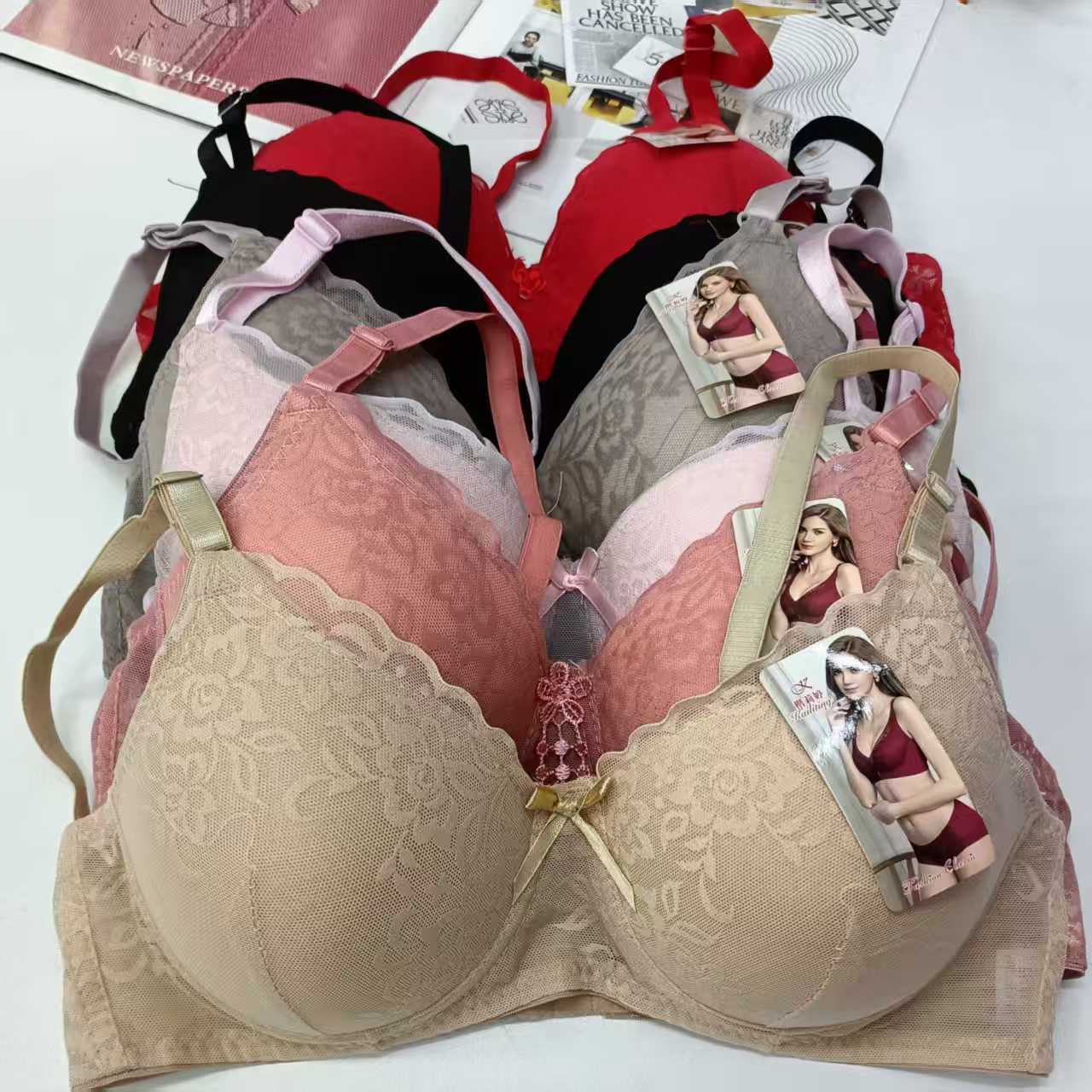 The 225# style of large-sized bras and undergarments for women exported to the Middle East and Africa are gathered together for a comfortable and reinforced sports bra for women, QNI full figure