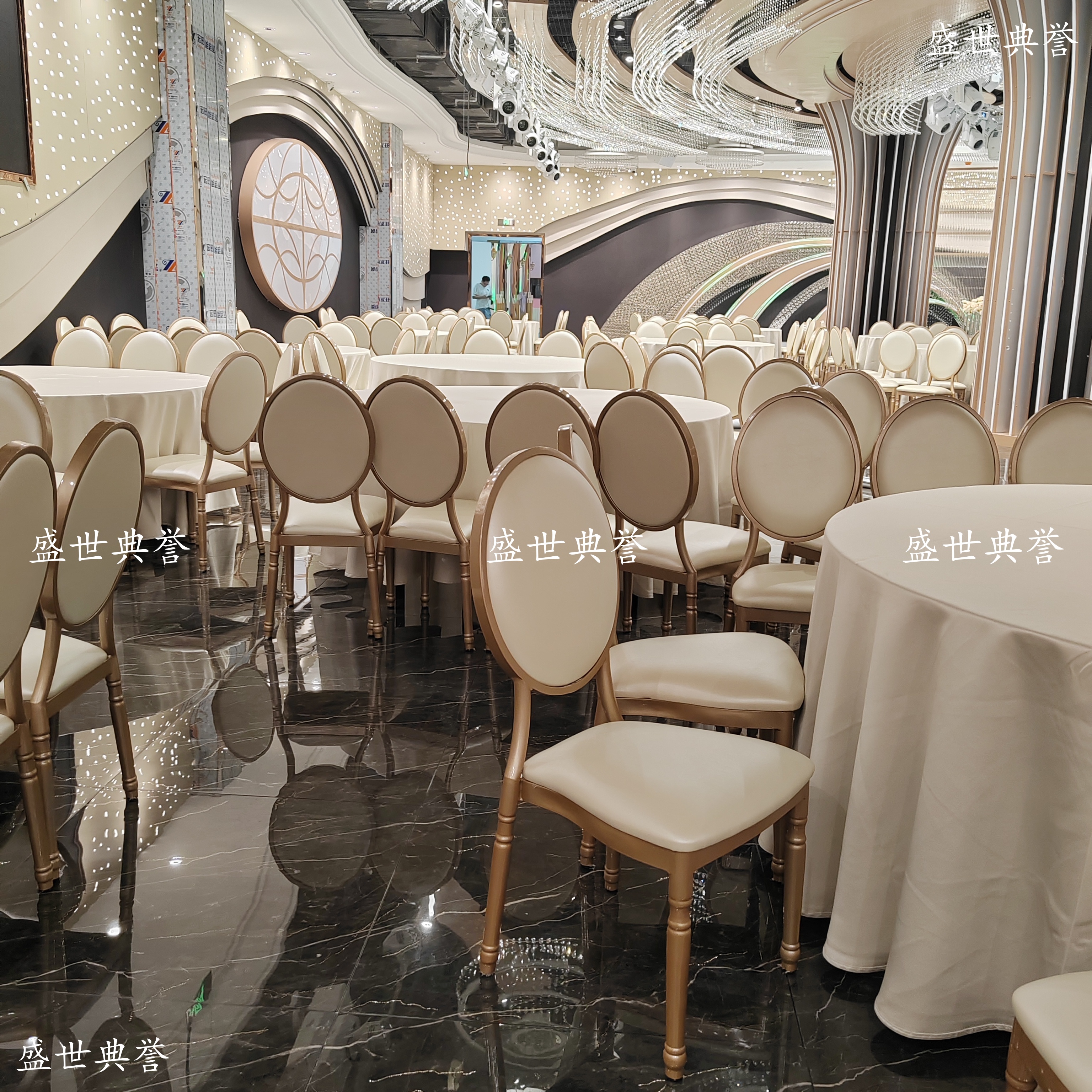 大连国际酒店宴会厅餐桌椅宴会中心主题婚礼折叠餐椅外贸婚庆圆背椅