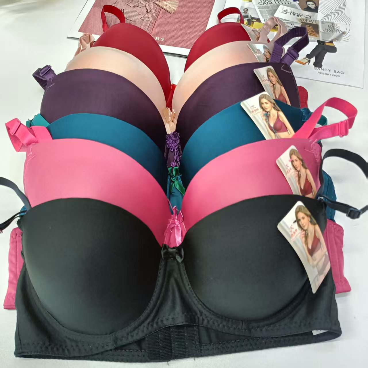 The 222# style of women's bras with underwire for export to the Middle East and Africa, gathered and lifted, comfortable sports underwear QNI full figure