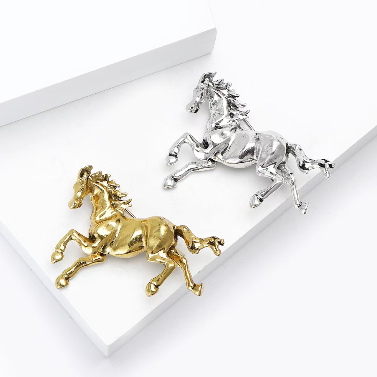 Simple, elegant and playful alloy enamel horse brooch, fashionable men's suit coat brooch accessory pin