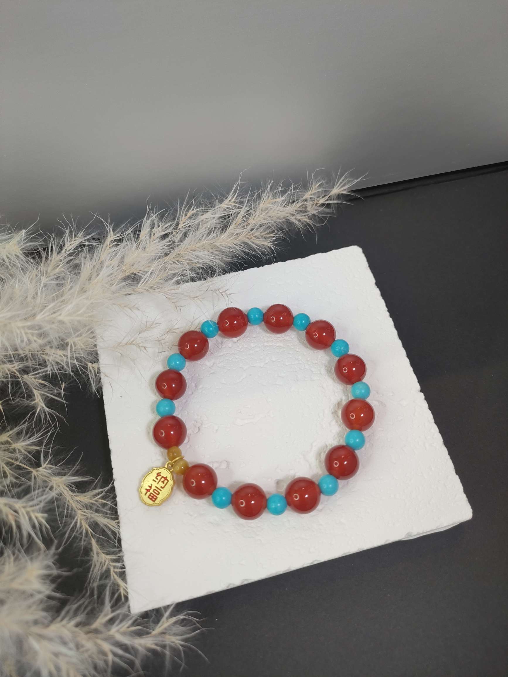 红玛瑙仿绿松石水晶手链沙金手串白底实物图