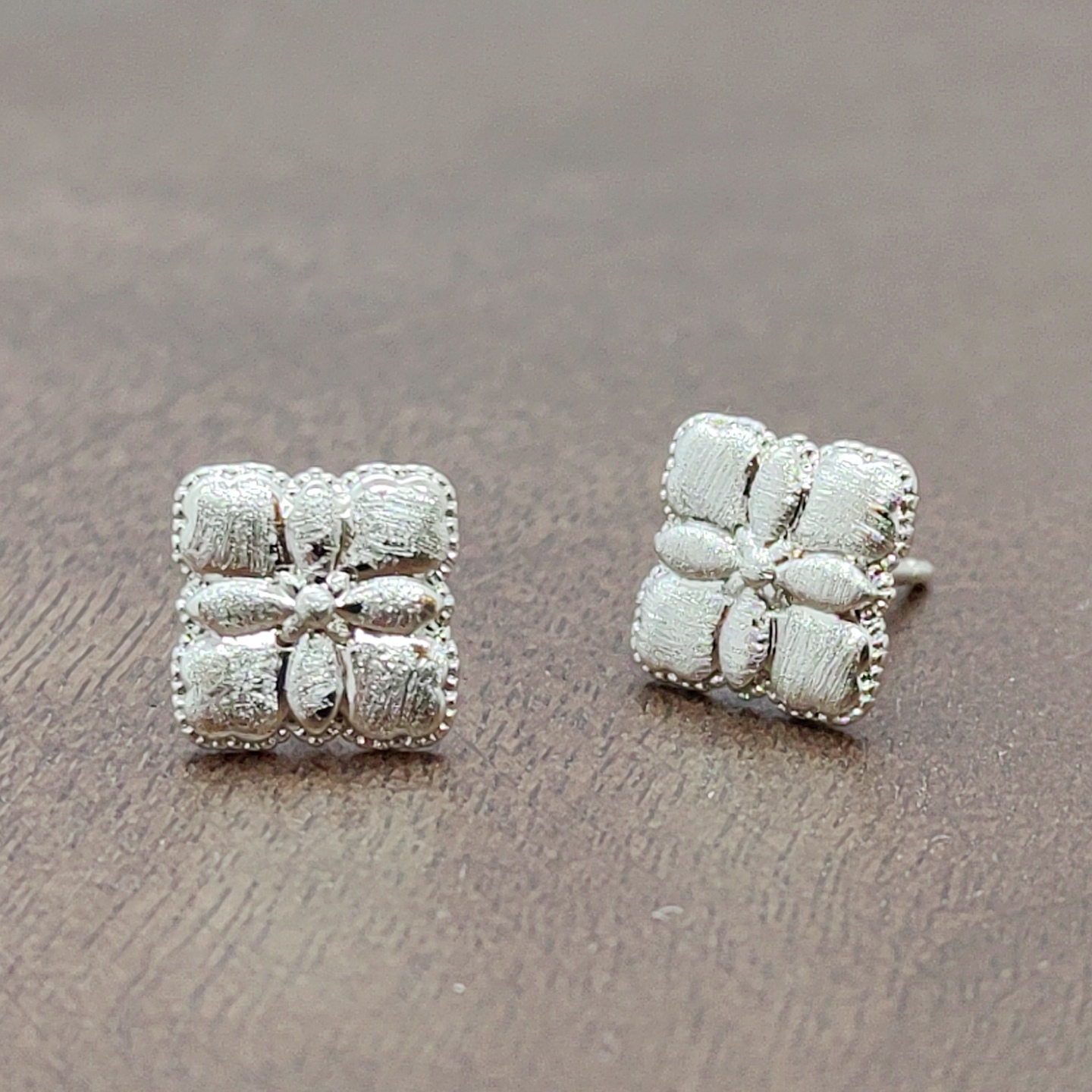 Brushed four-leaf square ear stud silver needle
