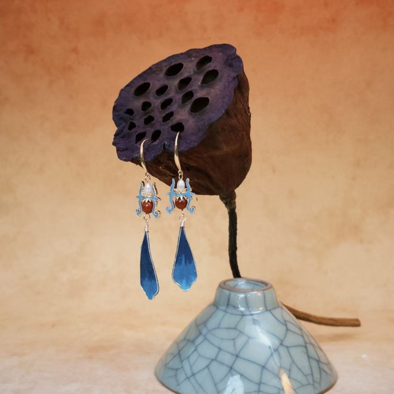 Chinese-style handcrafted velvet flower long elegant earrings, new Chinese-style classical earrings for women, long elegant cheongsam and Hanfu accessories for women, New Year festival earrings Application Scenario