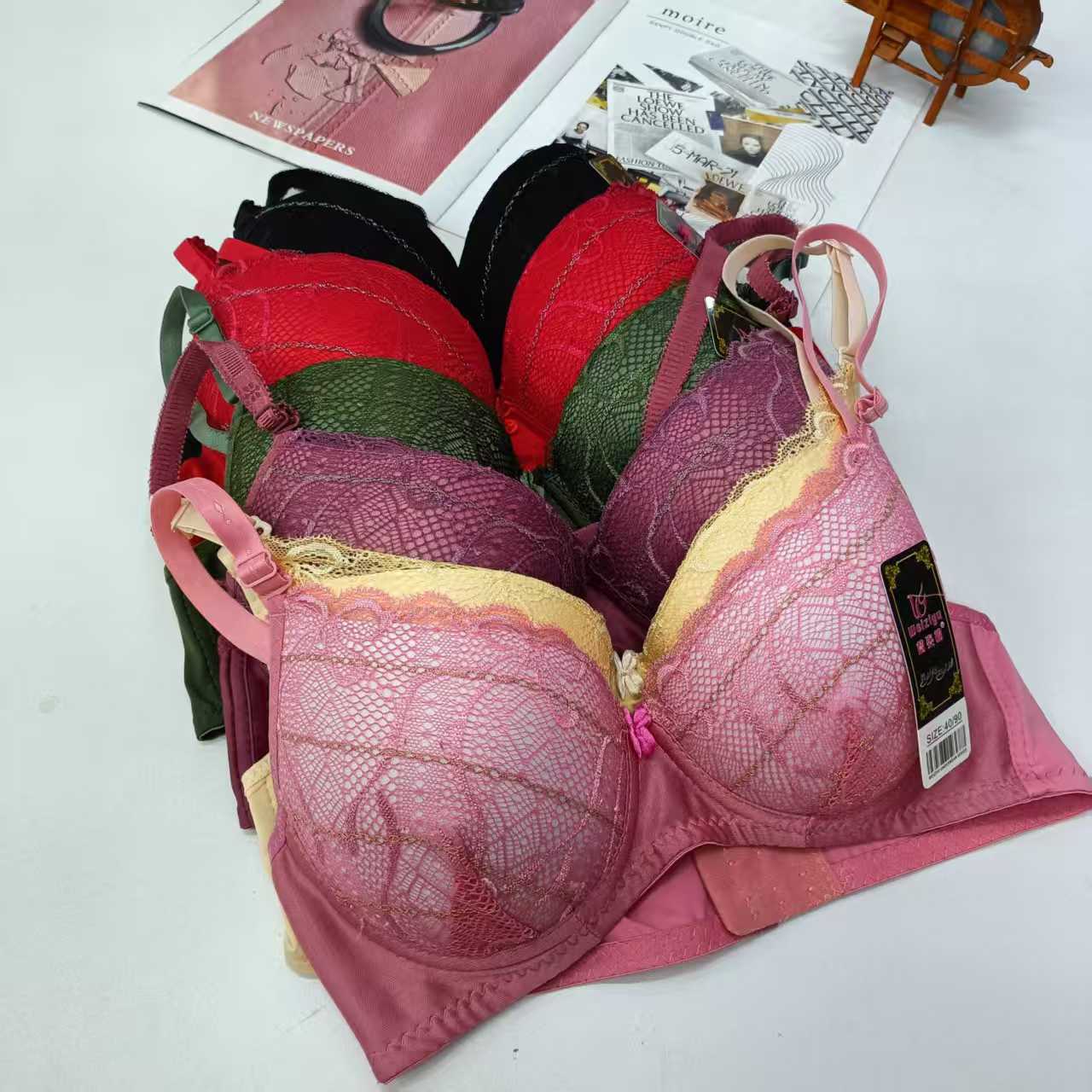 Model 190# is a large-sized women's underwear and bra for export to the Middle East and Africa. It features a lifting, gathering, comfortable and reinforced sports bra for women, QNI full figure