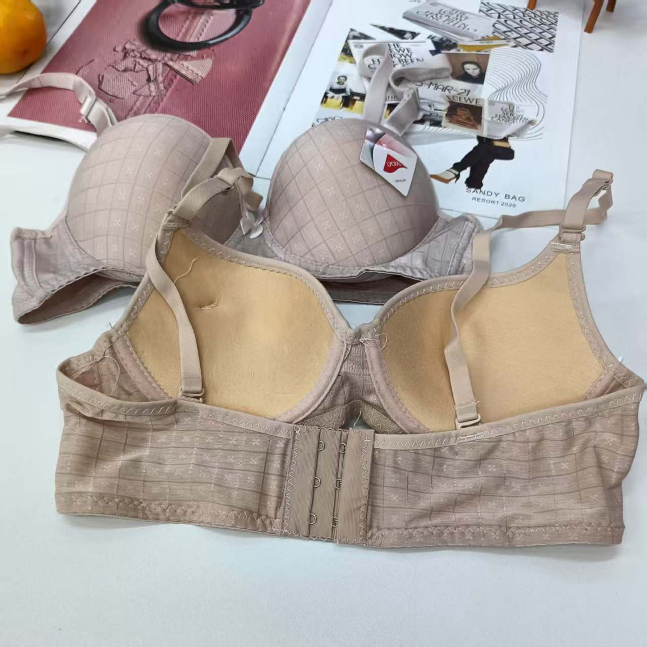 Model 189# is an export sports bra for the Middle East and Africa region. It is a large-sized women's bra with lifting, gathering, comfort and steel ribs, QNI Application Scenario