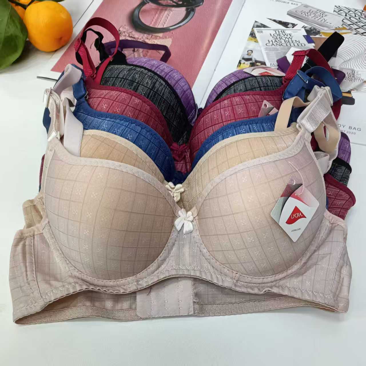 Model 189# is an export sports bra for the Middle East and Africa region. It is a large-sized women's bra with lifting, gathering, comfort and steel ribs, QNI full figure