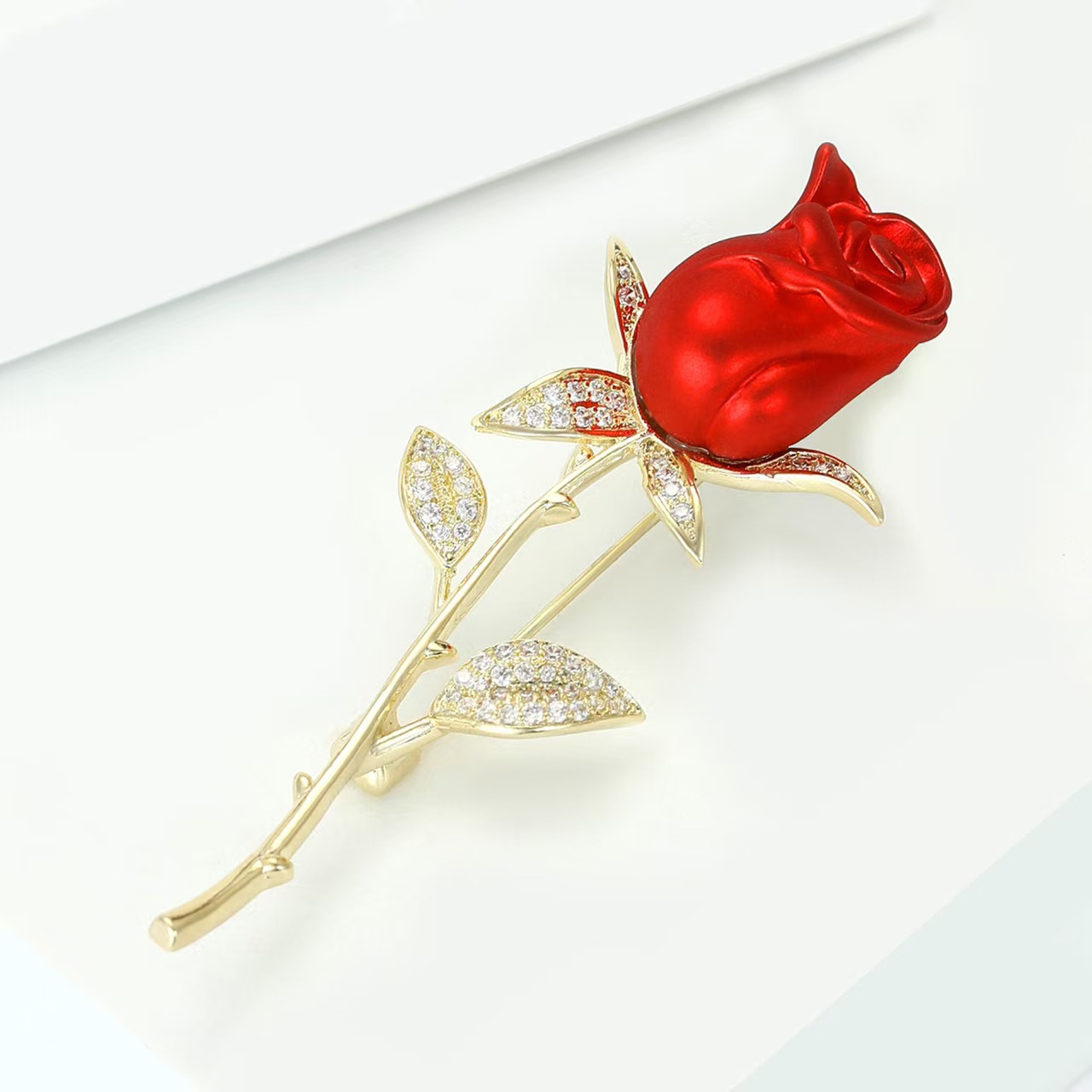 New Korean-style elegant rose zircon brooch, simple and elegant coat, suit, fashion accessory, corsage for women Application Scenario