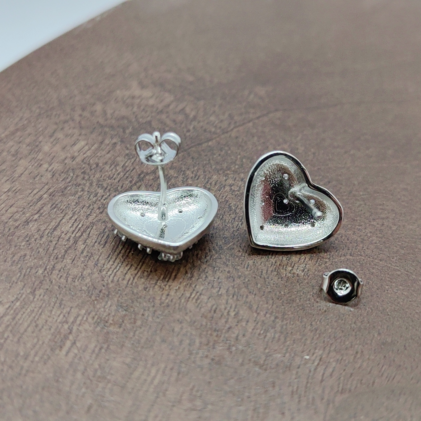 Heart-shaped stud accessories, earrings, ear sticks, multiple pairs, simple, fashionable, elegant, versatile women's stud accessories, white zirconium heart-shaped stud silver needles Application Scenario