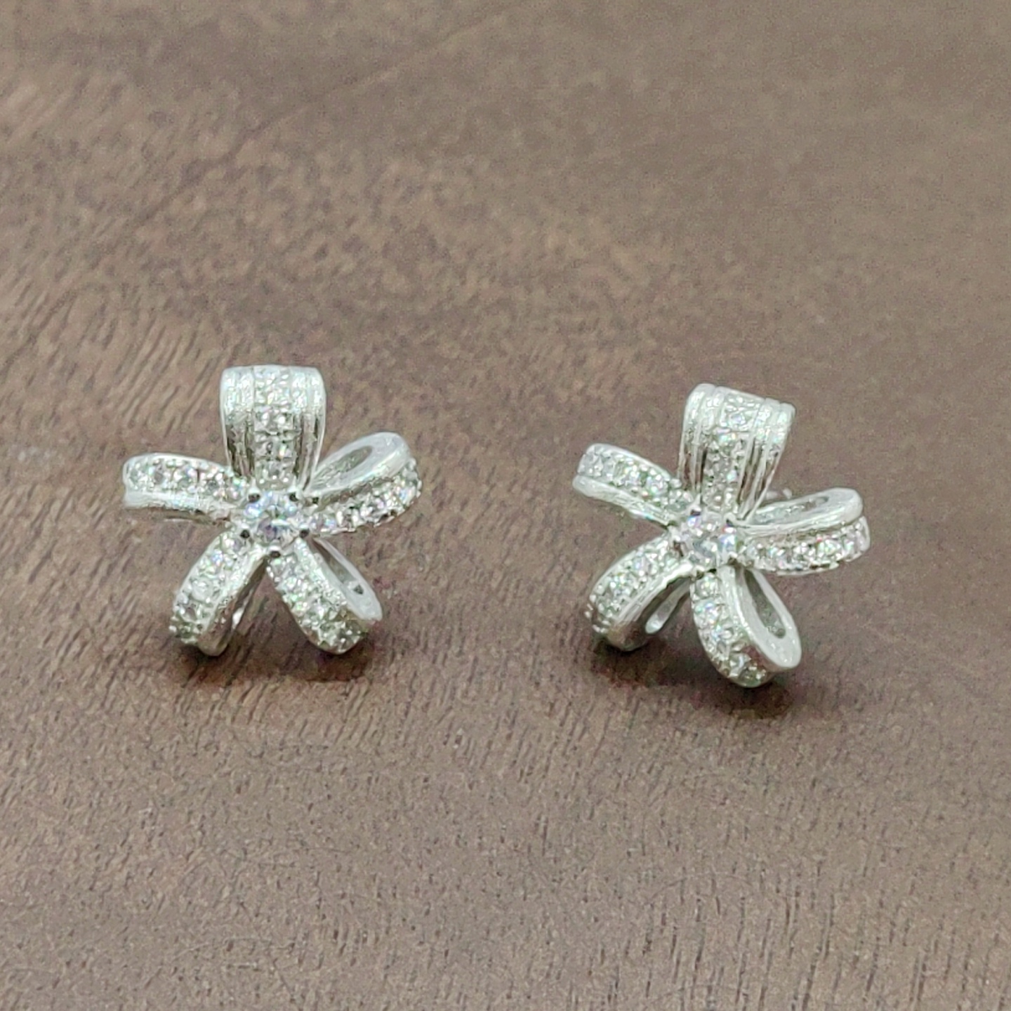 Flower-shaped ear studs, multiple pairs of simple and fashionable earrings, ear sticks, versatile and personalized accessories for women, retro brushed ear studs, silver needles