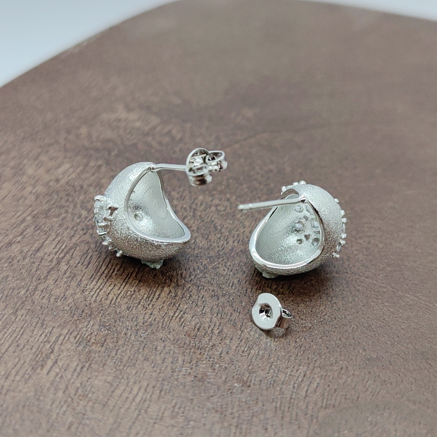 Silver zircon micro-set earrings, fashionable and simple earrings, women's accessories, white zirconium arc-shaped brushed earrings, silver needles Application Scenario