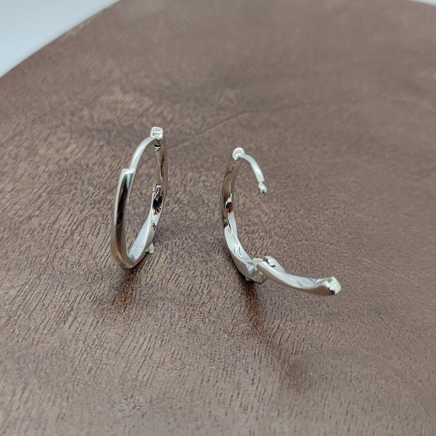 Simple plain ring earrings, silver needle earrings, accessories, earrings, fashionable and versatile women's style details Picture
