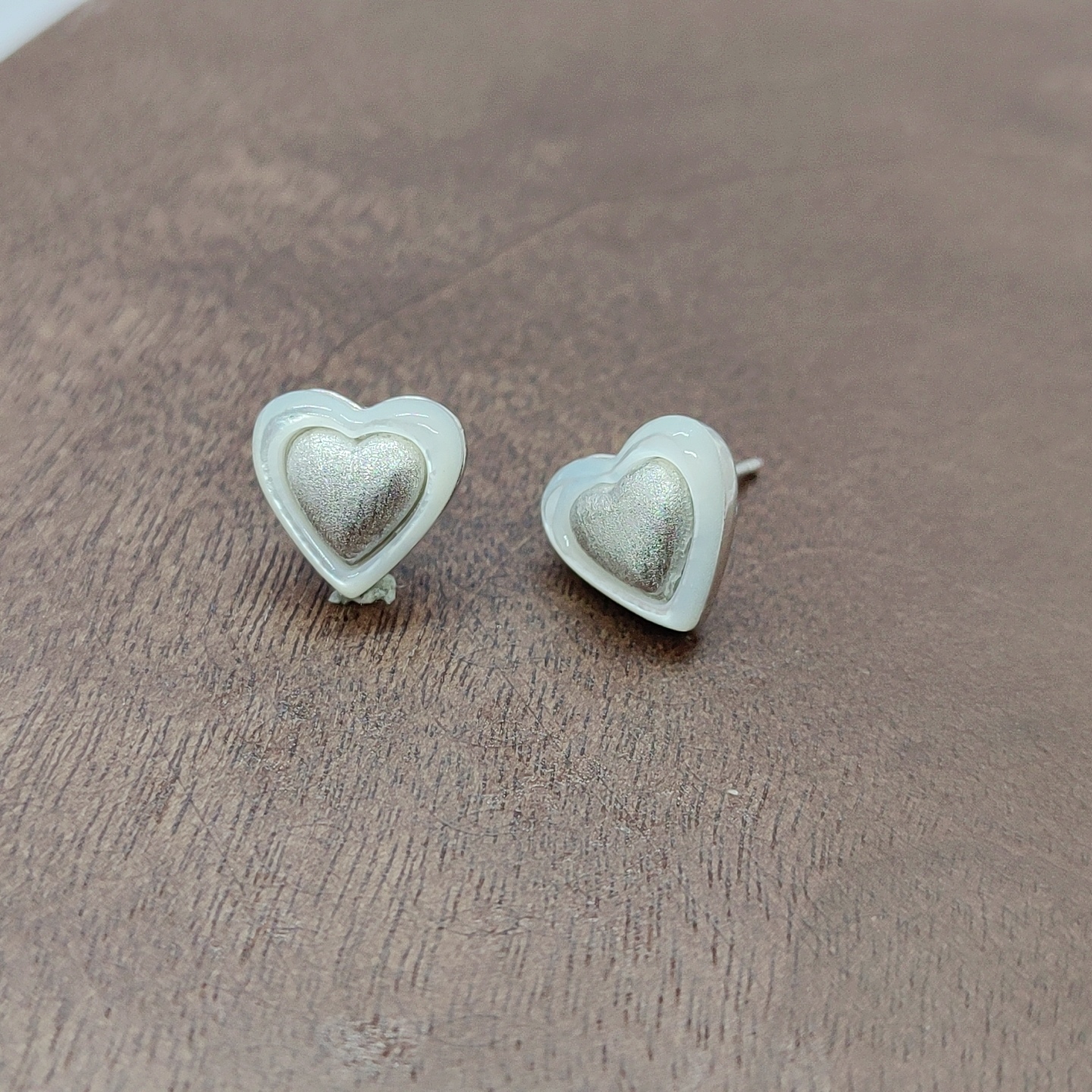 Silver brushed heart-shaped shell stud earrings, silver needle, fashionable and simple earrings, ear sticks, multiple pairs of elegant and versatile accessories, girls' style