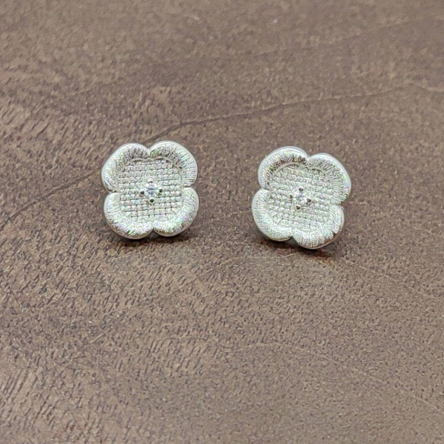 Silver flower-shaped ear stud accessories, earrings, ear sticks, multiple pairs, simple and versatile, fashionable women's style, white zirconium four-petal flower ear stud silver needles