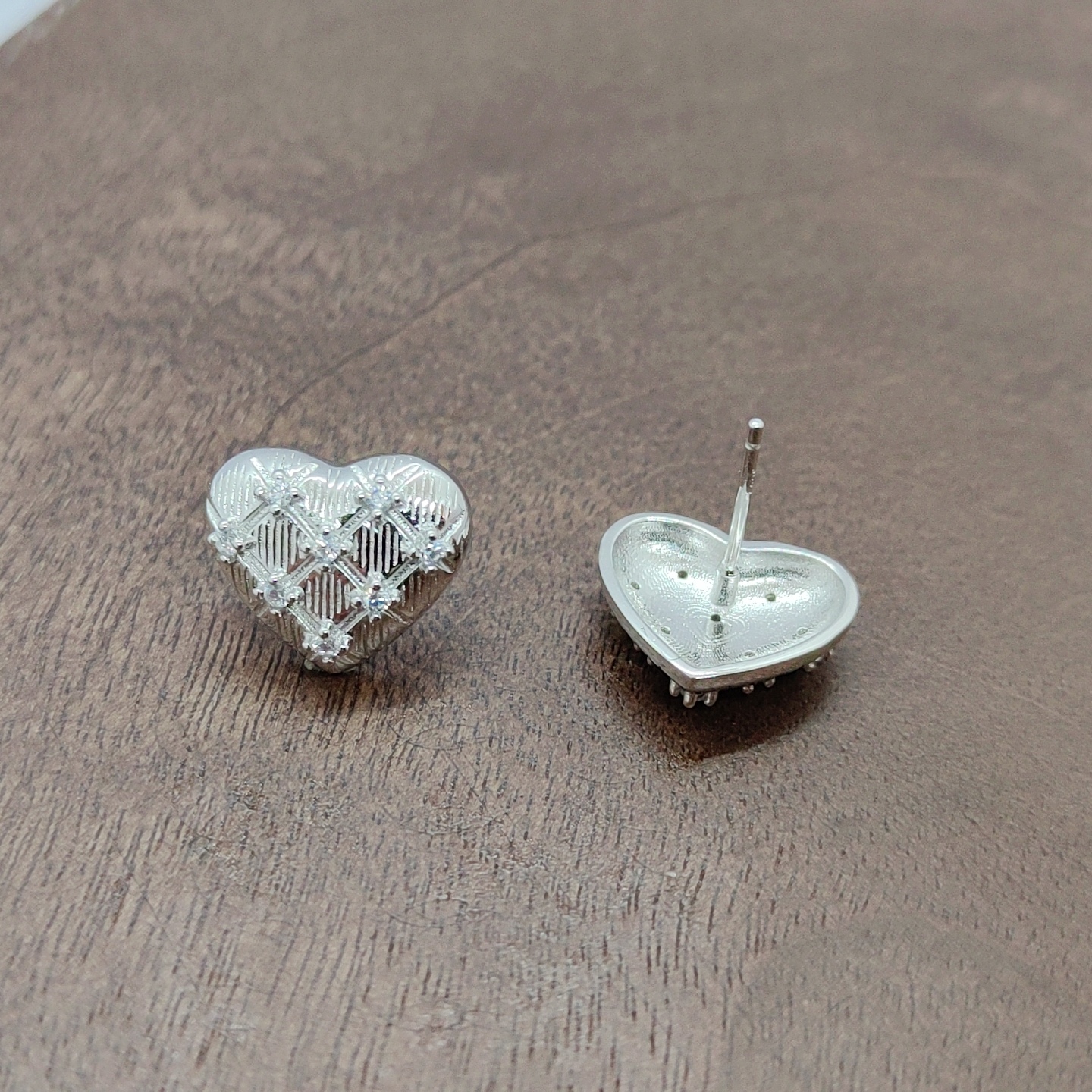 Heart-shaped stud accessories, earrings, ear sticks, multiple pairs, simple, fashionable, elegant, versatile women's stud accessories, white zirconium heart-shaped stud silver needles Specification image