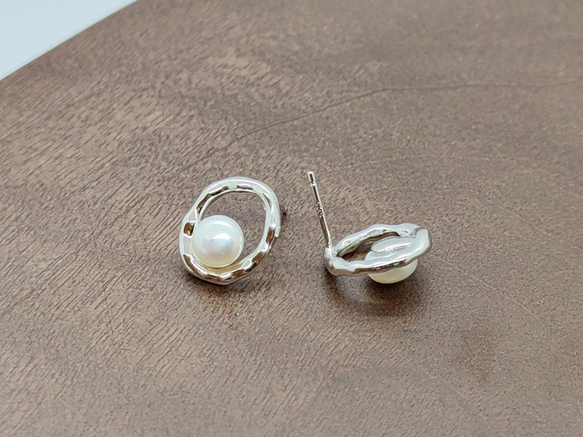 Pearl stud earrings for women, simple and versatile, fashionable accessories, stud earrings, multiple pairs of decorative accessories, oval pearl stud earrings, silver needles details Picture