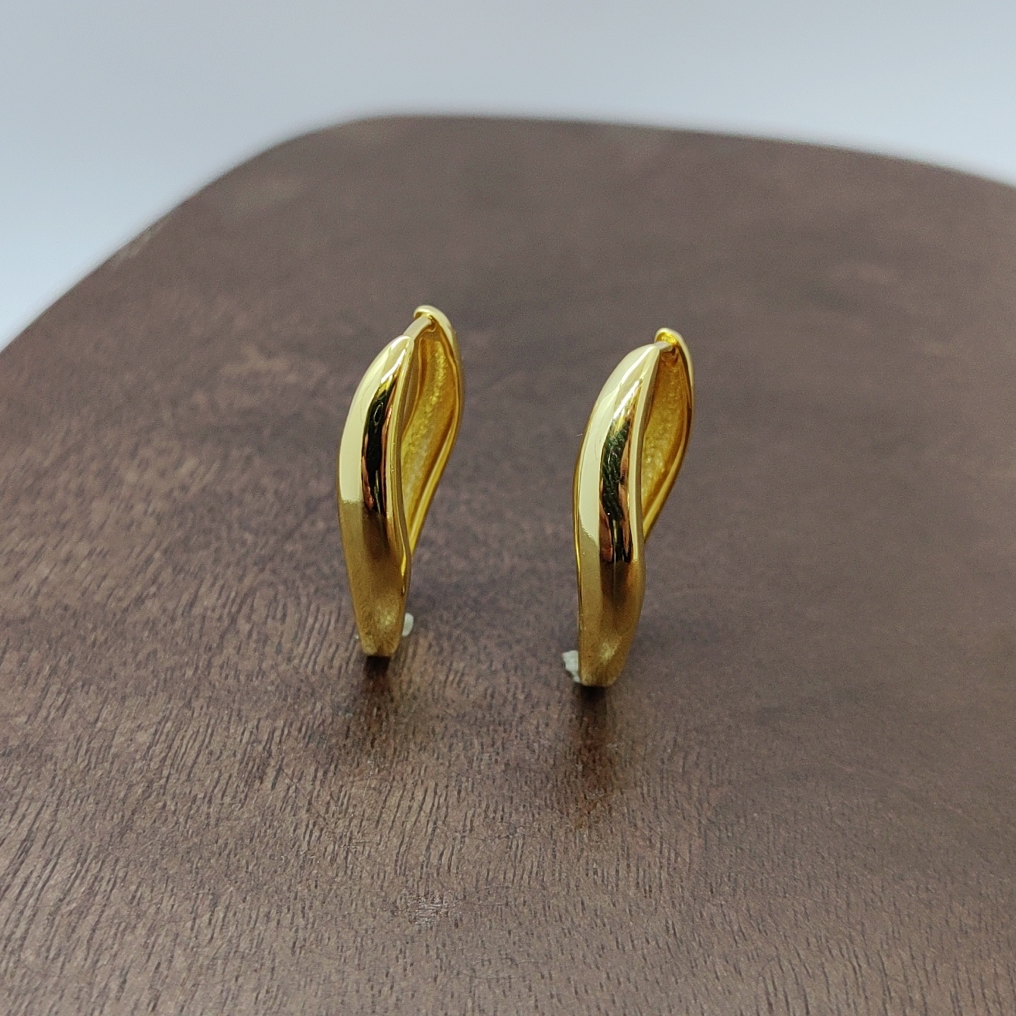 Shiny silver stud earrings, long Bohemian-style individual stud earrings for women, trendy women's style with U-shaped plain ring earrings and silver needles