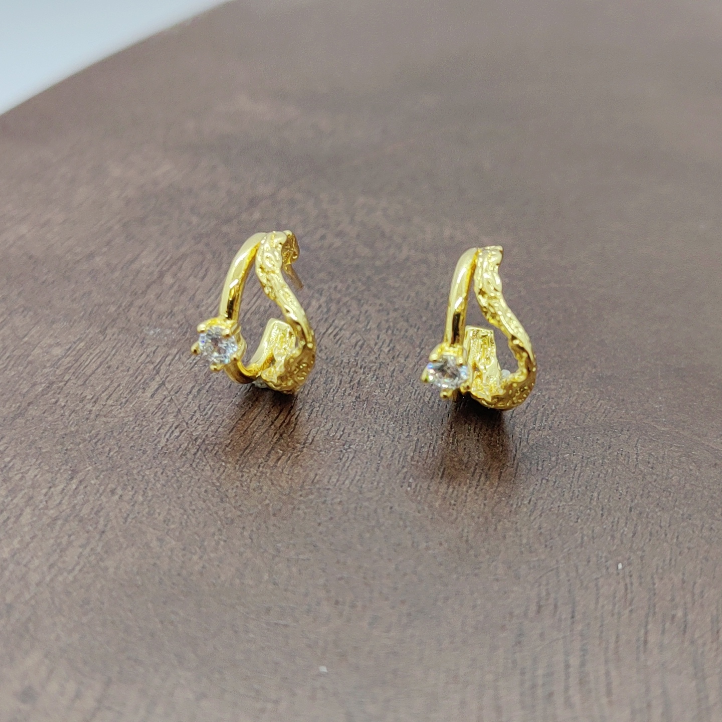 Golden zircon micro-inlaid rough earrings, fashionable earrings, women's simple and versatile earrings, white zirconium branch-patterned earrings, silver needles