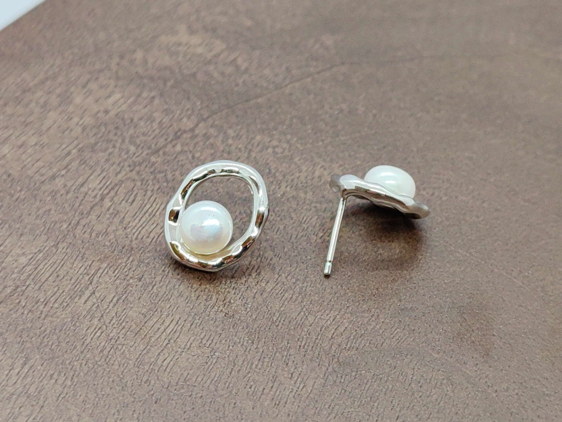 Pearl stud earrings for women, simple and versatile, fashionable accessories, stud earrings, multiple pairs of decorative accessories, oval pearl stud earrings, silver needles Specification image