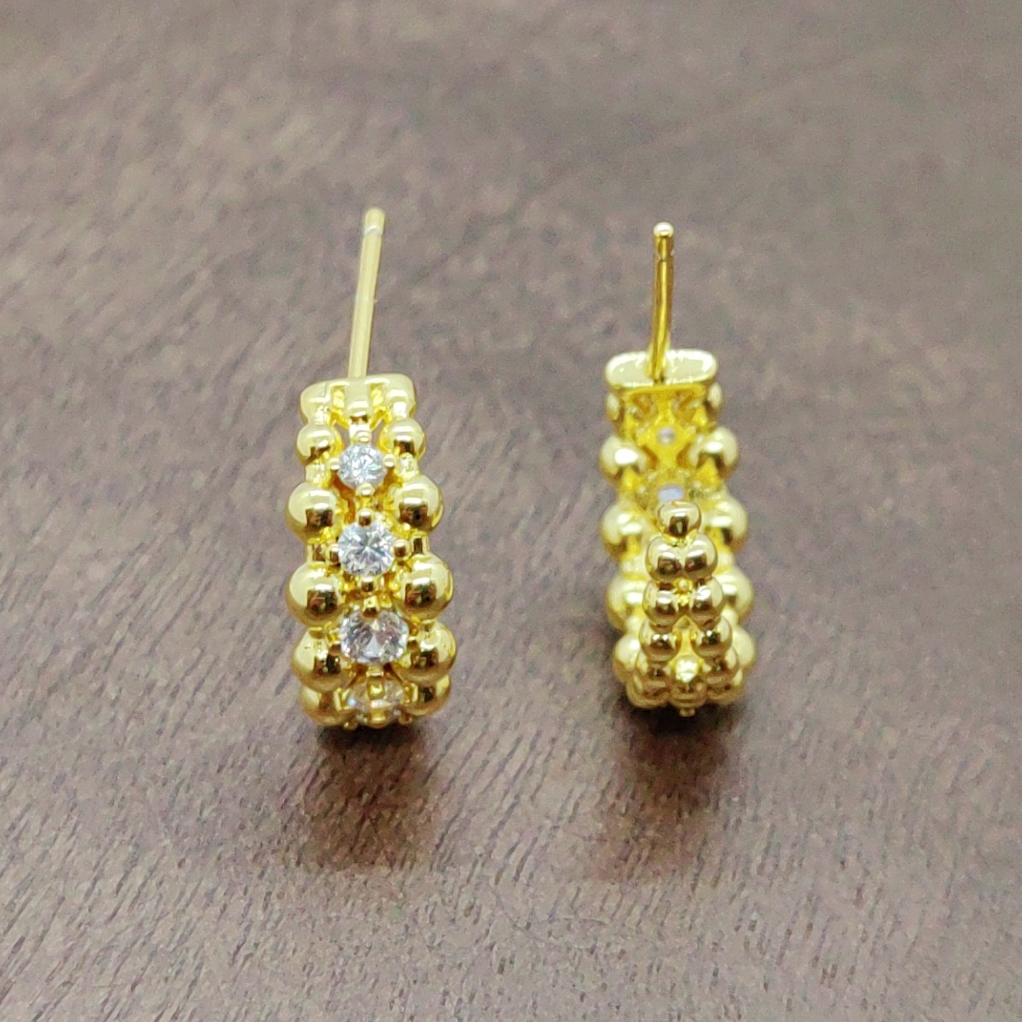 Golden bead-shaped earrings, stud earrings, earrings and ear sticks, multiple pairs, simple, fashionable and versatile for girls. White zirconium bubble earrings, silver needles Application Scenario