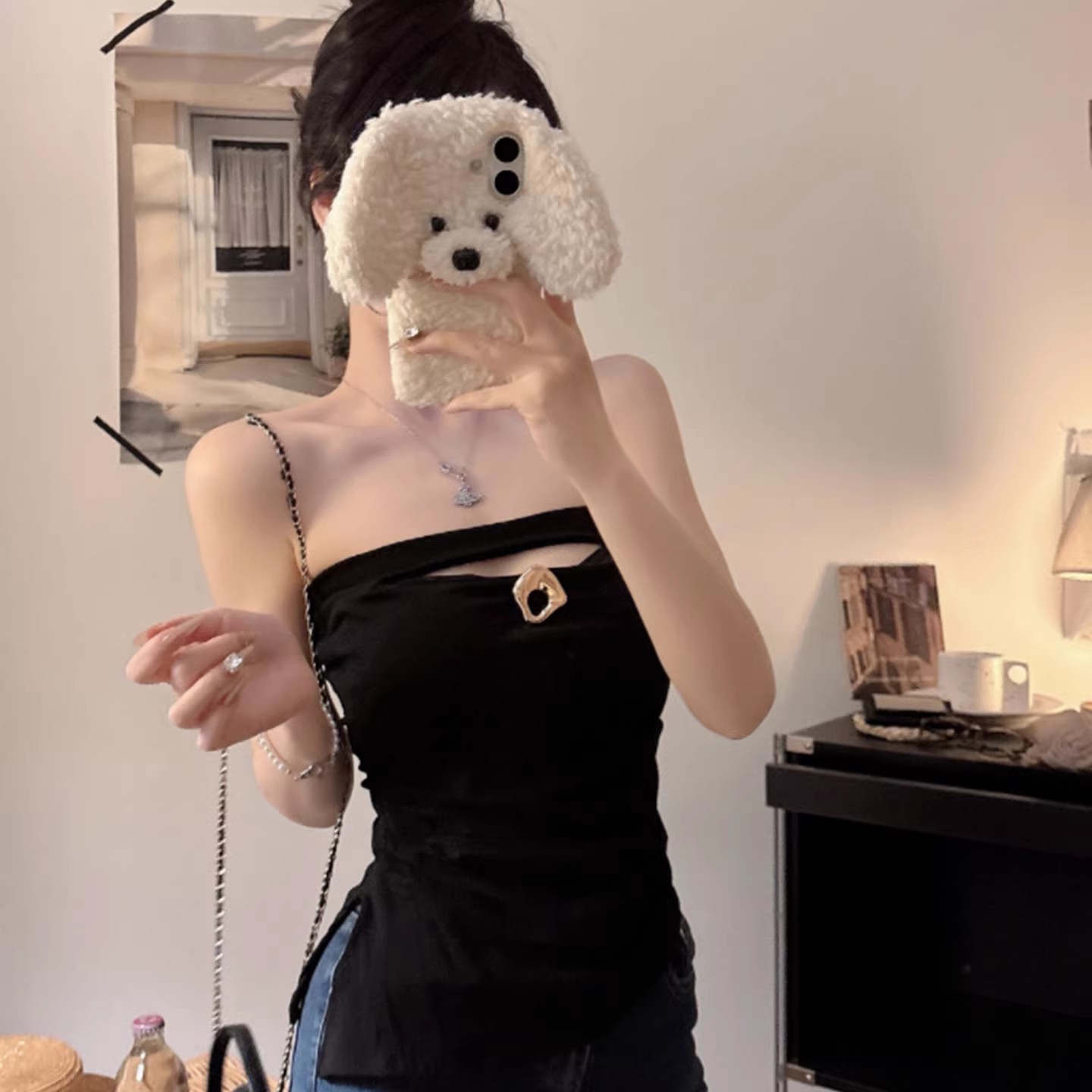 The new summer style with a spicy girl design features a hollowed-out irregular hem and a one-piece body shape that is slimming and form-fitting. It comes with a chest pad and is versatile for women Application Scenario